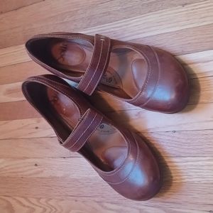 $5 for $25: Comfortable Brown Heels